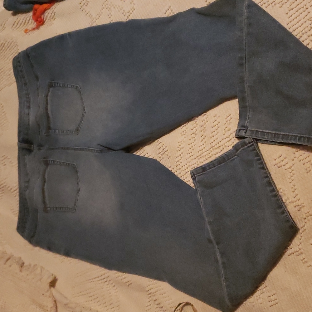 Signature Studio Plus Capris - Picture 5 of 7